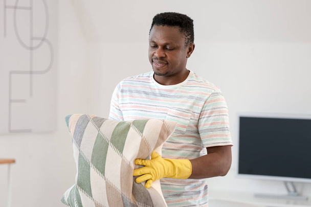 Афроамериканец убирает свою квартиру - Фото, изображение