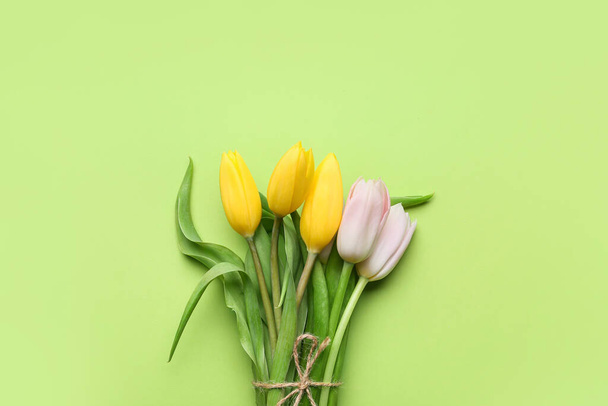 Аромат красивых тюльпанов на цветном фоне - Фото, изображение