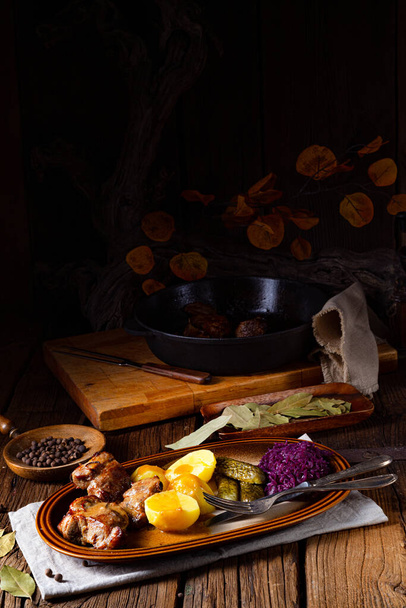 Rustic Snirtjebraten with red cabbage and cucumber - Fotografie, Obrázek