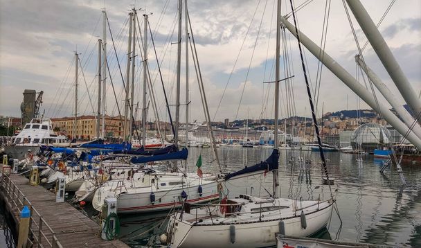 2020-09-20 : Port Porto Antico port avec des yachts blancs de luxe - Photo, image