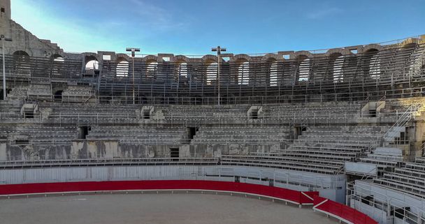 Arles, Francia. Antiguo Anfiteatre romano (Arena) en la antigua ciudad de Provenza. - Foto, imagen