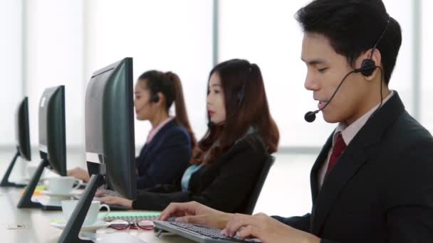 Gente de negocios con auriculares trabajando en la oficina - Metraje, vídeo