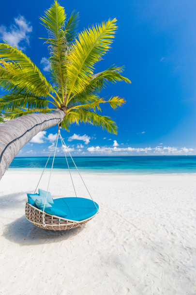 Пляжный фон в виде летнего пейзажа с пляжными качелями или гамаком и белым песком и спокойным морем для пляжного баннера. Перфектная концепция пляжного отдыха и летнего отдыха. Увеличение цветового процесса - Фото, изображение