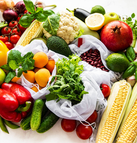 健康的なベジタリアン料理の食材とフラットレイアウト。生食の概念。有機野菜や果物の品種. - 写真・画像
