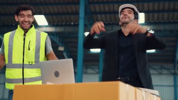 Deux ouvriers d'usine célèbrent le succès ensemble dans l'usine - Séquence, vidéo
