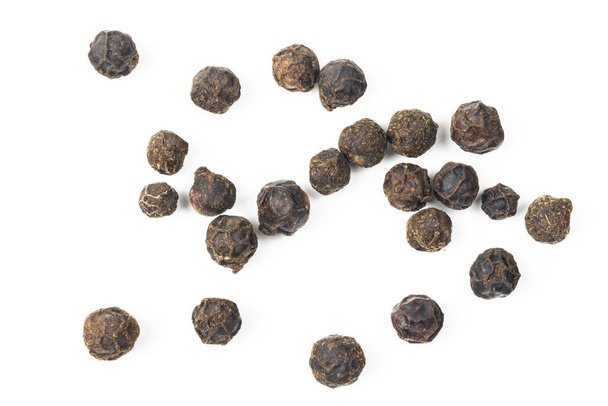 granos de pimienta negra con una textura visible sobre un fondo blanco - Foto, imagen