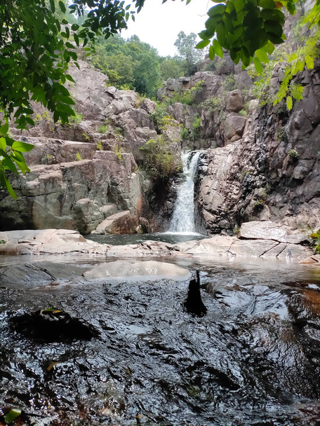 Hermosa caída de agua pequeña rama con piscina natural en la montaña Andhra Pradesh. Sadasiva Kona Water Falls, Tada falls, Nagalapuram Water Falls. - Foto, imagen