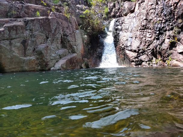 Belle petite branche d'eau automne avec piscine naturelle sur la montagne Andhra Pradesh. Chutes d'eau Sadasiva Kona, chutes de Tada, chutes d'eau Nagalapuram. - Photo, image