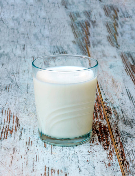 Стакан молока в окружении деревенского фона - Фото, изображение