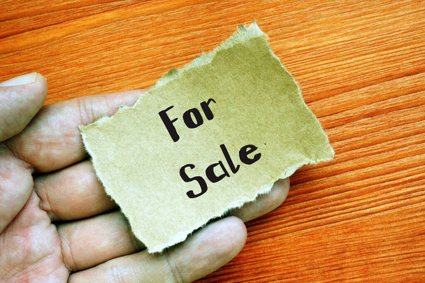 Финансовая концепция о Продажа с фразой на странице - Фото, изображение