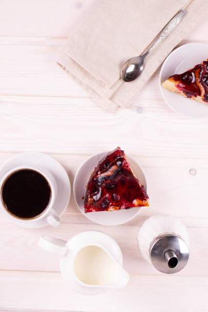 delicious freshly baked berry pie on a rustic background - Zdjęcie, obraz