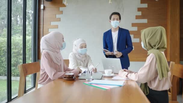 business meeting of Islamists wearing a mask against the epidemic COVID-19 applauding their congratulations after a supervisor announced the success of the event. - Footage, Video