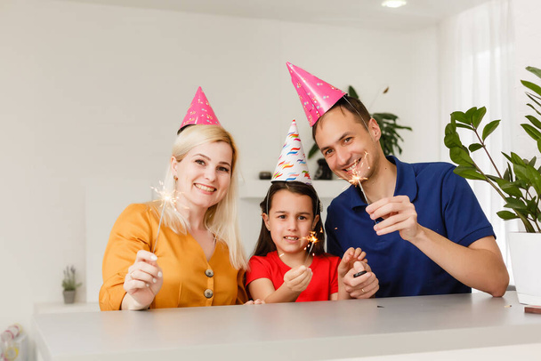 Szczęśliwa rodzina świętuje urodziny przez internet w czasie kwarantanny, samoizolacji i wartości rodzinne, urodziny online - Zdjęcie, obraz