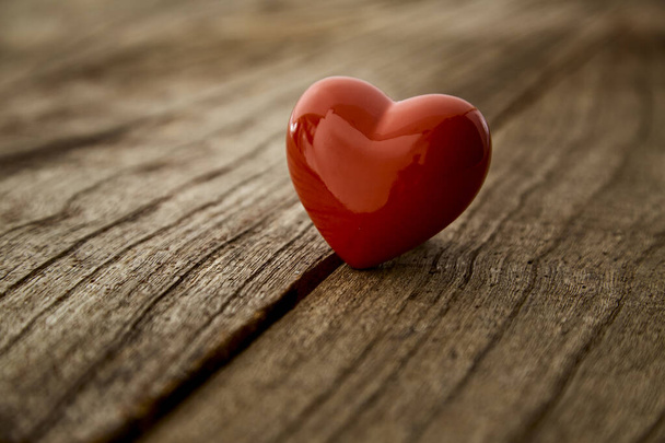Valentine tło miłości czerwone serce na rustykalnym vintage drewniany stół do makiety karty miejsca kopiowania - Zdjęcie, obraz