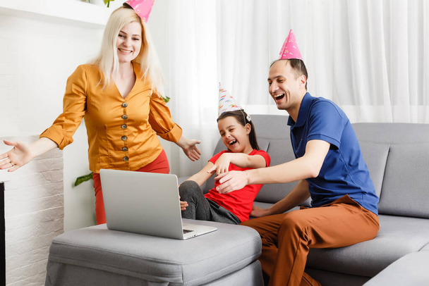 ビッグファミリーはオンラインで誕生日を祝う。自宅のラップトップビデオでお母さんのお父さんの子供たちは、自己分離を呼び出します。党の新しい技術ガジェット。コロナウイルス隔離. - 写真・画像