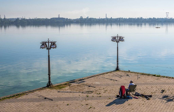 ウクライナのドニプロ07.18.2020 。晴れた夏の朝にドニプロ堤防の漁師 - 写真・画像