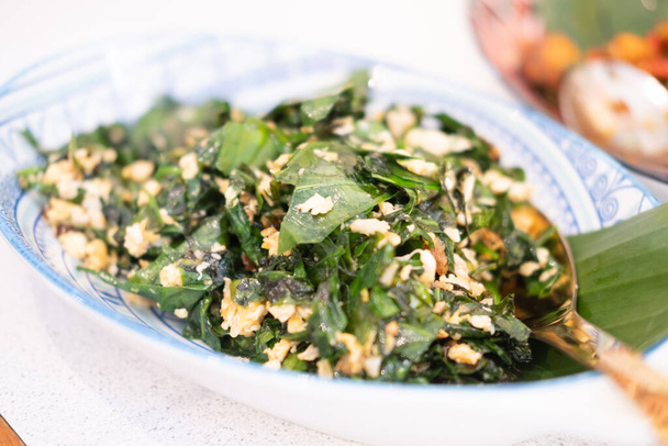 Stir-fried Malindjo leaves with egg. Thai Southern traditional food style - Foto, afbeelding