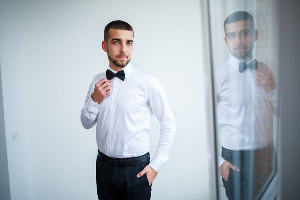 Nuori mies liikemies pukeutunut valkoinen paita lyhyt parta pukeutuu musta rusetti - Valokuva, kuva