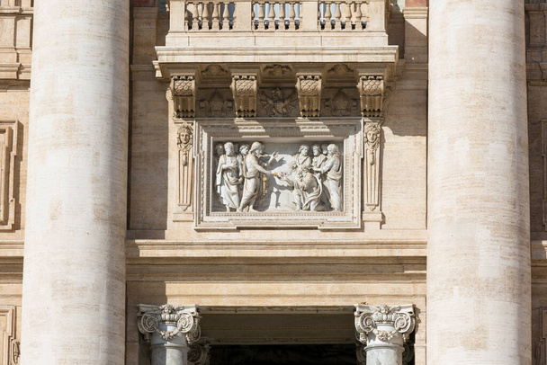 Vaticano, Roma, Italia - 9 ottobre 2020: Rilievo sopra l'ingresso principale della Basilica di San Pietro - Foto, immagini