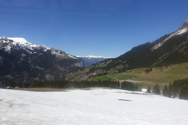 Ένα φυσικό τοπίο με χιονισμένα βουνά στο Interlaken της Ελβετίας - Φωτογραφία, εικόνα
