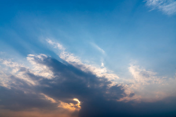 Ο ήλιος έλαμπε μέσα από τα πυκνά σύννεφα  - Φωτογραφία, εικόνα
