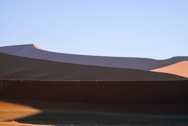 Dunas de arena al atardecer en Deadvlei, Sossusvlei, Namib Naukluft National Park, Namib desert, Namibia. - Foto, imagen