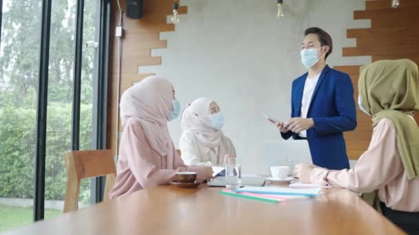 spotkanie biznesowe islamistów ubranych w maskę przeciwko epidemii COVID-19, które pochwaliło ich gratulacje po tym, jak nadzorca ogłosił sukces wydarzenia. - Materiał filmowy, wideo
