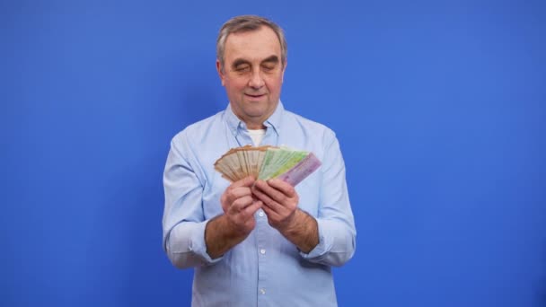 Šťastný starší muž držící balík peněz. - Záběry, video