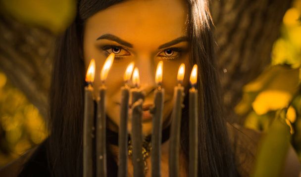 Портрет таинственной леди со свечой, магией и концепцией ритуалов. Привлечение красоты счастье, любовь и т.д. - Фото, изображение