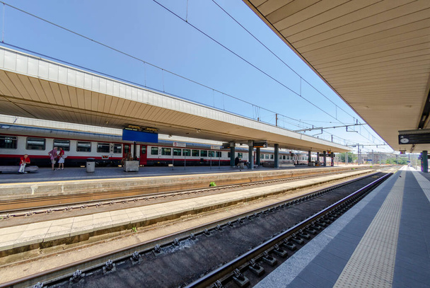 Gare ferroviaire avec train en attente sur les voies - Photo, image