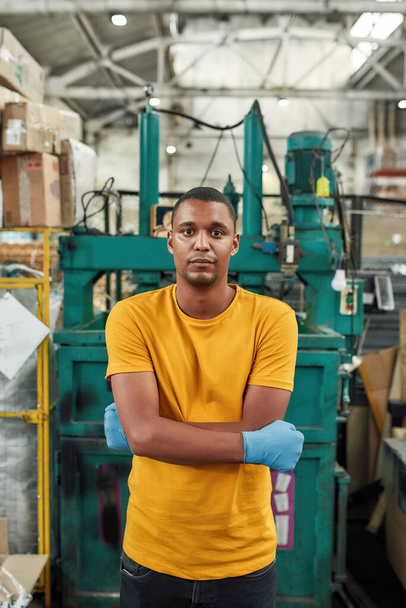 Endüstriyel basın arka planında duran Afrikalı Amerikalı adam - Fotoğraf, Görsel