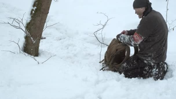 Saboteur soldaat zet tripwire bom begraven onder sneeuw - Video