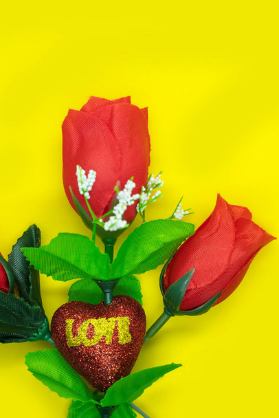バレンタインデーの背景。赤は黄色の背景で上昇した。カードデザインと結婚式のために, - 写真・画像