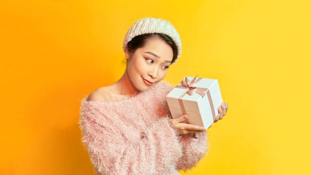 Bella giovane donna asiatica in abbigliamento casual carino tenuta rosa pastello presenta con joyfully.Happy nuovo anno o compleanno Vigilia concetto di celebrazione. - Foto, immagini