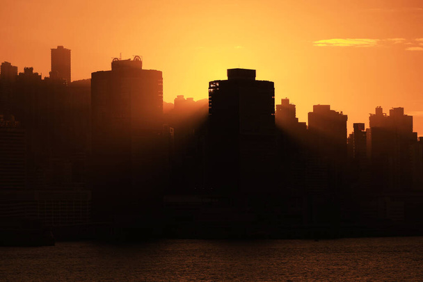 2020年12月26日香港、上環湾の夕日 - 写真・画像