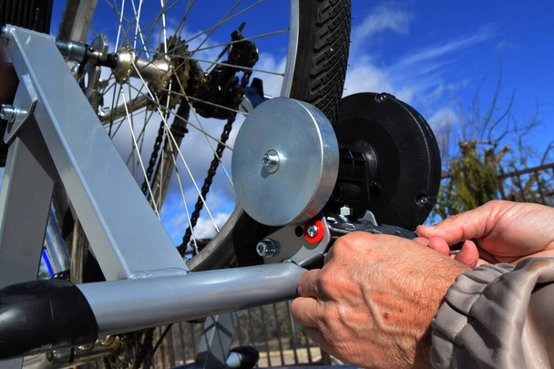 велосипед механічний ремонт колеса
 - Фото, зображення