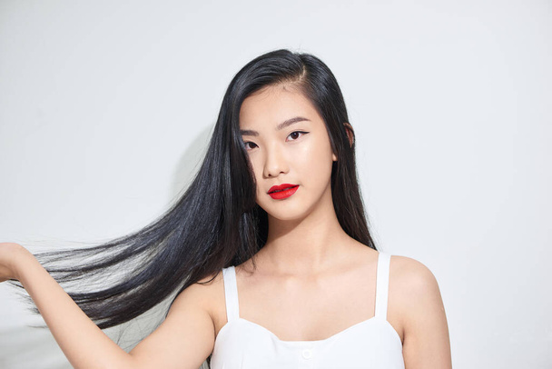 mooi jong aziatisch vrouw op wit achtergrond - Foto, afbeelding