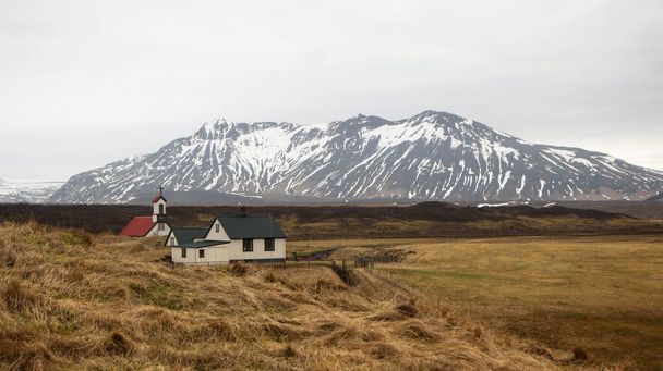 Panorama vista storica tradizionale erba verde Keldur Turf House sod museo della fattoria naturale Hella Islanda meridionale - Foto, immagini