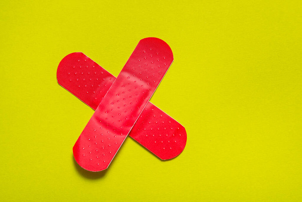 Set of colored first aid plasters on green background - Foto, afbeelding