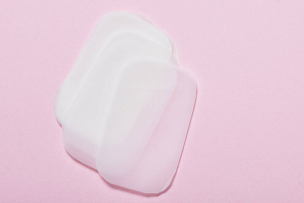 Portable Bath Disposable Soap Sheets, Mini Paper Soap on pink ba - Fotó, kép