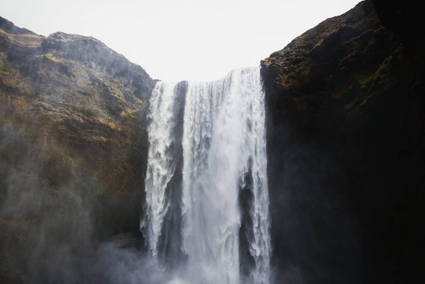 Vista panorâmica da famosa cachoeira Skogafoss penhasco rio Skoga perto de Skogar Islândia do Sul Europa - Foto, Imagem