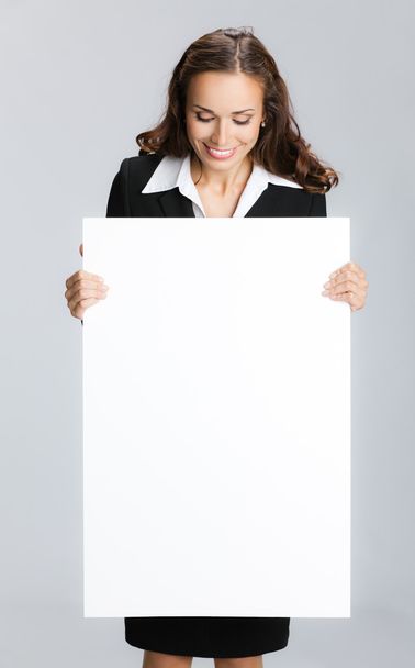 podnikatelka ukazující vývěsní štít, nad šedá - Fotografie, Obrázek