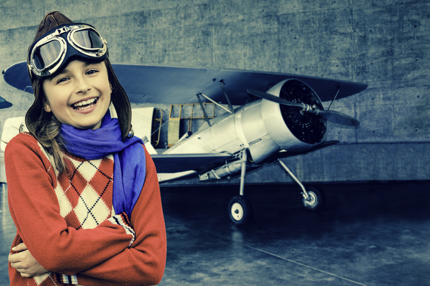 Aviator, boldog lány készen áll, hogy repülővel utazik. - Fotó, kép