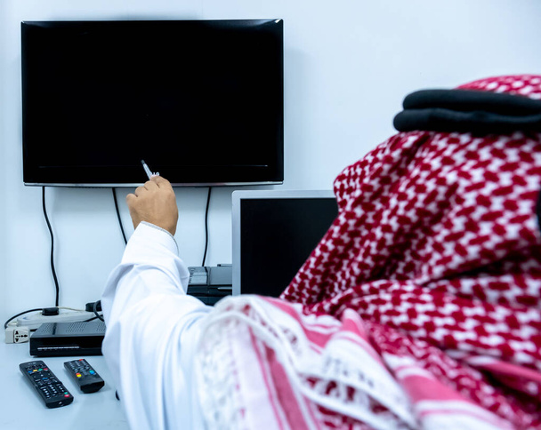 Arab muszlim férfi az íróasztalánál. - Fotó, kép