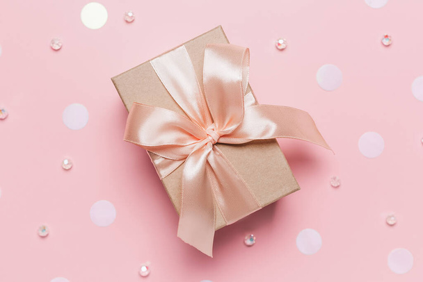Подарки на розовом фоне, любовь и валентинка - Фото, изображение