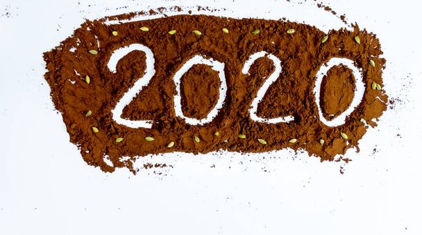 新年をお祝いするために挽いたコーヒーで作られた2020 - 写真・画像