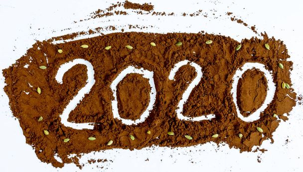 新年をお祝いするために挽いたコーヒーで作られた2020 - 写真・画像