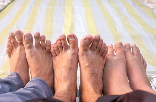 een groep van blote voeten die aan elkaar plakken - Foto, afbeelding