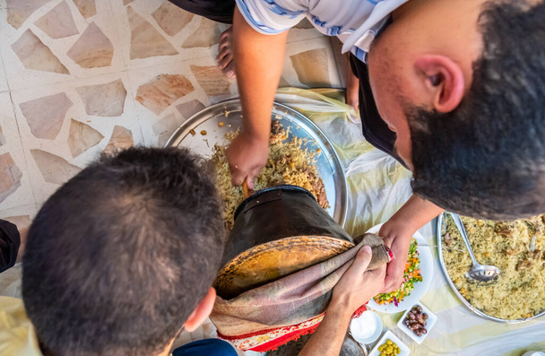 Podává se arabské tradiční jídlo pro rodinnou sbírku fot iftar - Fotografie, Obrázek