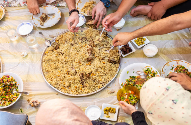 Muslimiperheiden kokoontuminen iftarille ramadanissa - Valokuva, kuva